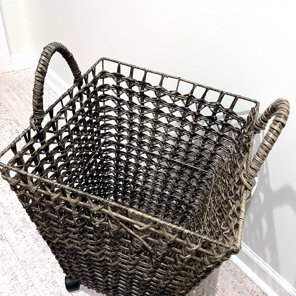 Clothes hamper - Picture 1 of 3